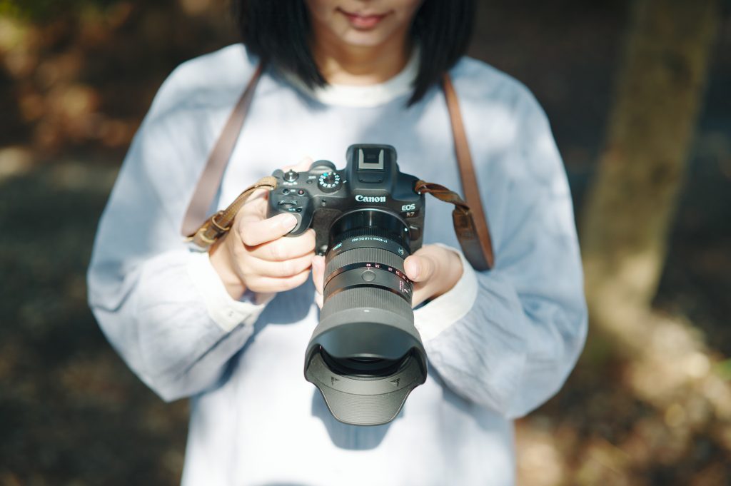 Holding Canon R7 with Sigma: 17-40mm F1.8 DC Art
